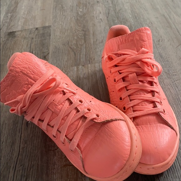 sneaks up stan smith